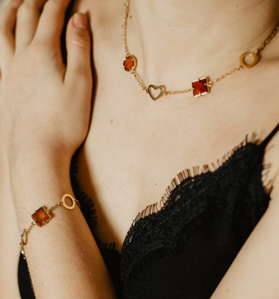 The stunning chain bracelet decorated with cognac amber